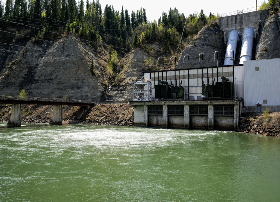 The penstocks, step up transformers and tailrace are clearly visible in this hydroelectric station. Programs are in place to move transformers from the dams to reduce the risk of an oil spill into the waterway.